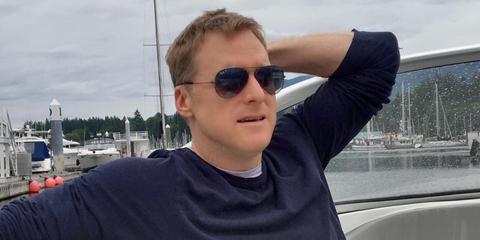 Actor Alan Tudyk was seen wearing grey Ray-Ban Aviator 3025 004/78 sunglasses with Polarised Grey/Blue Gradient lenses. Shop online now on Pretavoir