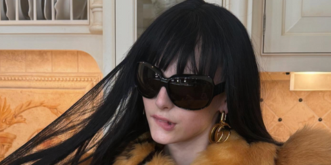 Model Alex Consani was seen wearing black Gucci GG2176S 001 sunglasses backstage at the Gucci Spring/Summer 2026 fashion show during Milan Fashion Week.