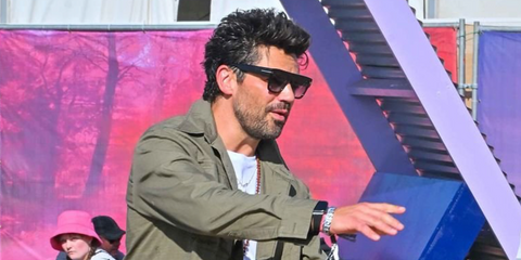 Dominic Cooper was seen wearing black Tom Ford Renee TF847 01B square sunglasses at the Glastonbury Festival 2025. Shop online now on Pretavoir
