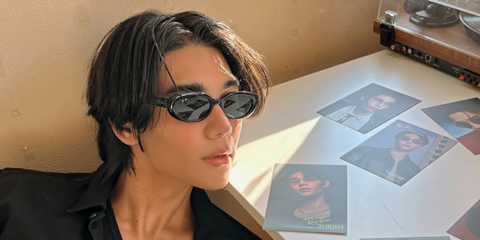 Thai singer Jeff Satur was seen wearing black Ray-Ban RB 4441D 6677/87 round oval sunglasses in his Instagram post