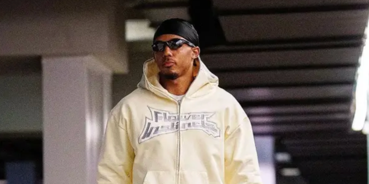 Jules Kounde was seen wearing polished black Oakley Half Jacket 2.0 XL OO9154-01 with black iridium lenses