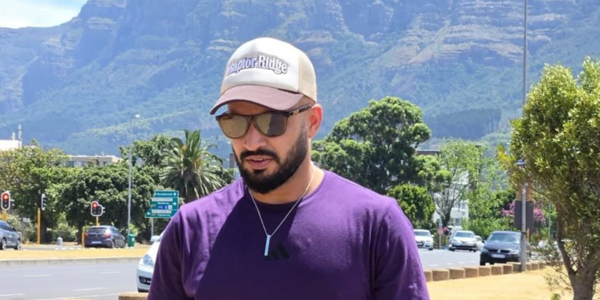 Pakistani cricketer Mohammad Nawaz was seen wearing tortoise and transparent brown Oakley Frogskins Range XL OO9503 02 Prizm Polarised sunglasses in Cape Town, shared through his Instagram post in December 2025.