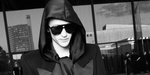Percy Hynes White was seen wearing black Saint Laurent Sun SL 596 Dune 001 aviator sunglasses to attend the Saint Laurent Menswear Fall 2023 fashion show during Paris Men's Fashion Week